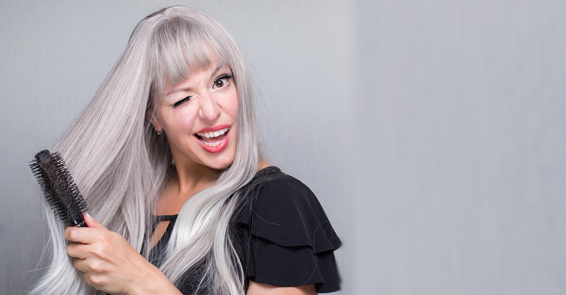 Modelo branca com cabelo longo e platinado